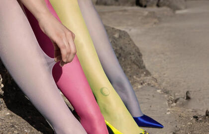 Pamirškite klasikinę juodą: ši netikėta pėdkelnių spalva taps 2026 m. pavasario hitu