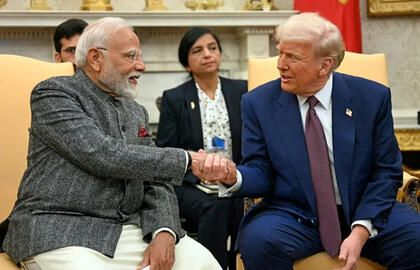 JAV paskelbė išimtį, leidžiančią Indijai pirkti rusišką naftą, kol vyksta karas su Iranu