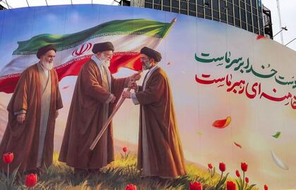 Ali Khamenei perduoda Irano Islamo Respublikos vėliavą savo sūnui