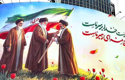 Ali Khamenei perduoda Irano Islamo Respublikos vėliavą savo sūnui