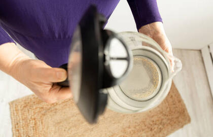 Tik vienas paprastas triukas – ir kalkės arbatinuke išnyks per kelias minutes