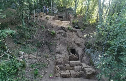 Archeologai atvėrė užantspauduotą 2600 metų senumo kapavietę