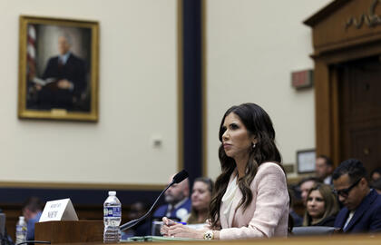 Trumpas atleido prieštaringai vertinamą vidaus saugumo sekretorę Noem