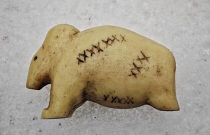 40 000 metų senumo mamuto statulėlės iš Vogelherdo urvo Vokietijoje, kurios paviršiuje yra daugybė kryželių ir taškų sekų, šiuolaikinė kopija.