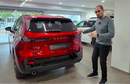 Ekspertas prie MAZDA automobilio