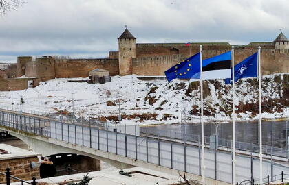 Strateginė riba: NATO ir ES vėliavos prie tilto į Rusiją Narvoje
