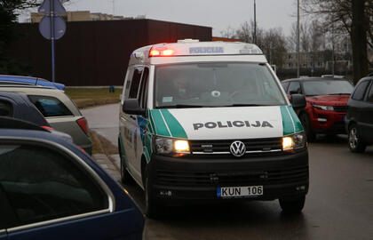 Sostinės policija tęsia į banką įsiveržusio užpuoliko paiešką