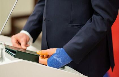 Prezidentas Gitanas Nausėda susižeidė ranką