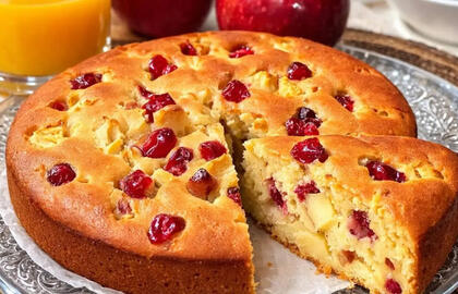 Auksinės spalvos pyragas iš stiklinės sulčių ir 1 obuolio