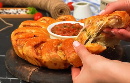 Imu sūrį ir sluoksniuotą tešlą — ištraukiu iš orkaitės gardų pynutės formos kepinį