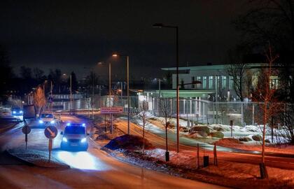 Policijos automobiliai prie JAV ambasados