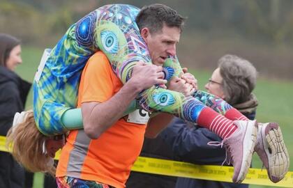 Suomijos pora laimėjo žmonų nešimo čempionatą Anglijoje