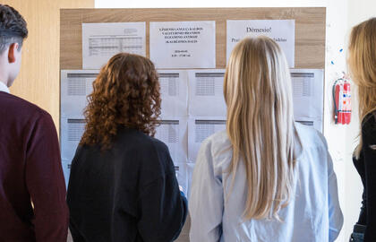 Lietuvos moksleivių sąjungai apklausus šalies moksleivius dėl egzaminų balų kartelės daugiausiai mokinių pritarė 20-25 balų išlaikymo ribai