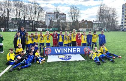 Treneris Edmundas Gaigalas su auklėtiniais