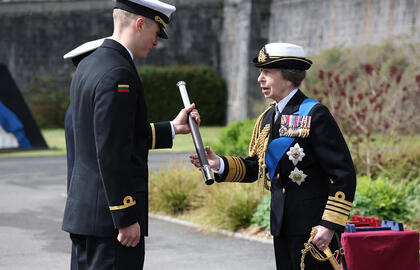  Pauliui Svilainiui Jungtinėje Karalystėje skirta Admiraliteto premija, kurią asmeniškai įteikė princesė Ana