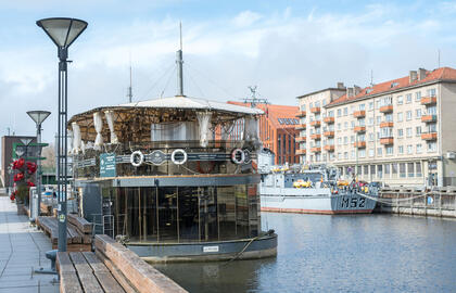 lauko kavinės senamiestyje, tiek Dangės upėje