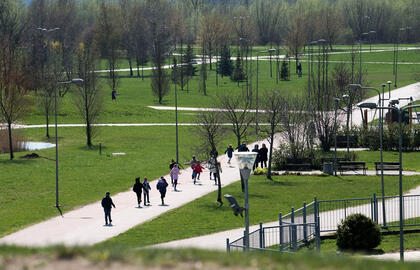 Sąjūdžio parkas, žmonės, medžiai