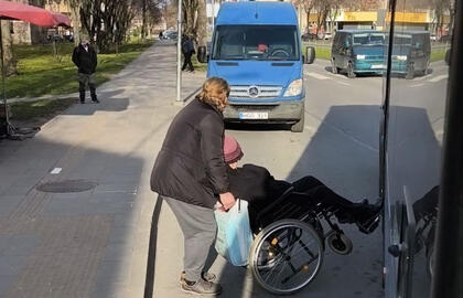 Autobusų stotelė, žmogus su negalia, mikroautobusas