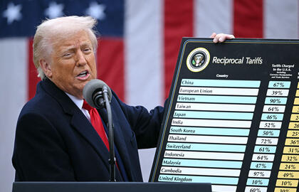 JAV teismas panaikino Trumpo paskelbtus laikinuosius 10 proc. pasaulinius muitų tarifus