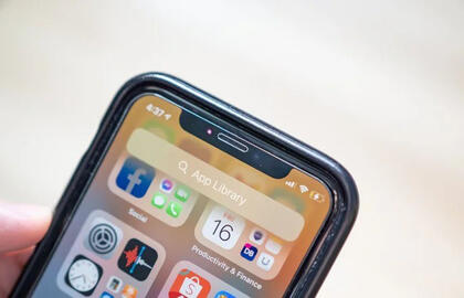 Kodėl „iPhone“ ekrane mirksi raudona švieselė