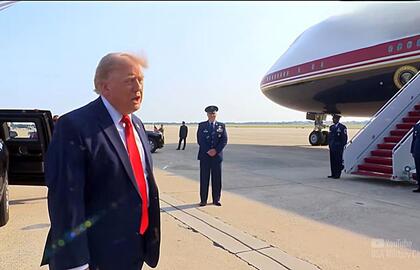 Donaldas Trampas prie naujo lėktuvo