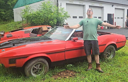 Retas 1971 metų „Ford Mustang Super Cobra Jet“ rūdija po atviru dangumi