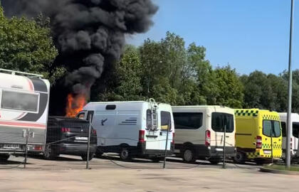 Gaisras, dūmai, automobiliai