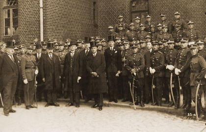 Lietuvos Respublikos prezidentas Kazys Grinius viešnagės Klaipėdoje metu 1926 m. rugpjūčio 29 d. lanko Klaipėdos įgulos kareivines