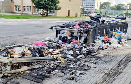 Sudeginti trys mišrių komunalinių atliekų surinkimo konteineriai