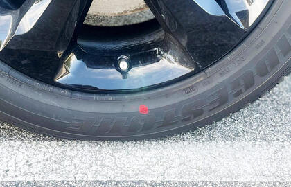 Ką iš tikrųjų reiškia raudoni ir geltoni taškai ant naujų automobilio padangų?