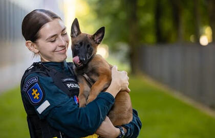 policijos pareigūnė, tarnybinis šuo