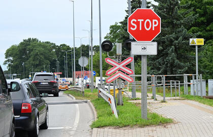 STOP ženklas, geležinkelio pervaža, automobiliai