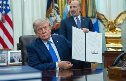 Trumpas pasirašė naujus vykdomuosius įsakymus, ribojančius prigimtinę teisę į JAV pilietybę