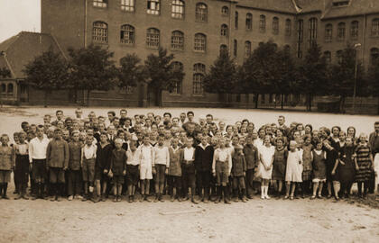 Lietuvių gimnazijos mokytojai ir mokiniai mokyklos kieme 1929-aisiais.