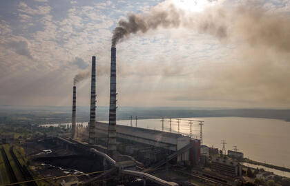 Anglimi kūrenama elektrinė į atmosferą išmeta tirštus dūmus