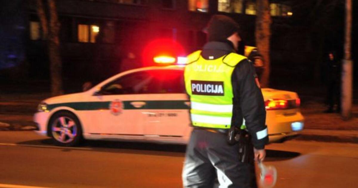 Po tarnybos kareivis atsipalaidavo: pro šalikelėje stovinčius automobilius nepravažiavo