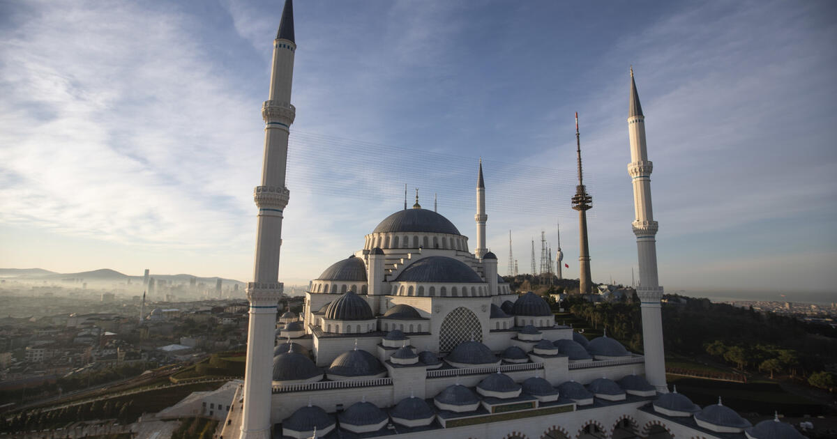 Turkijos prokurorai įkalintam Stambulo merui prašo 2,4 tūkst. metų laisvės atėmimo bausmės