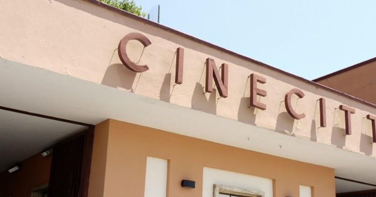 Un incendio in uno studio cinematografico italiano ha distrutto il set in fase di smantellamento