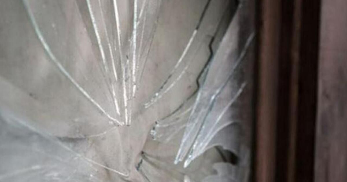 Žinojo, pas ką eina: išdaužę namo durų stiklą sumušė ir apiplėšė vyrą