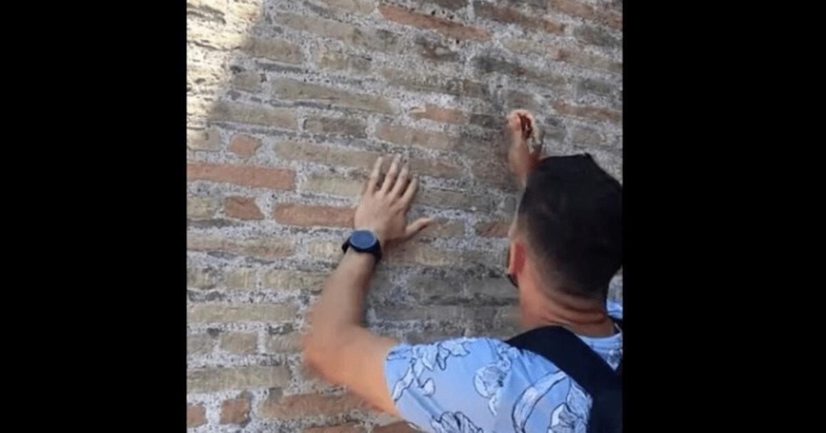 un turista ha scritto il nome della sua fidanzata sul Colosseo