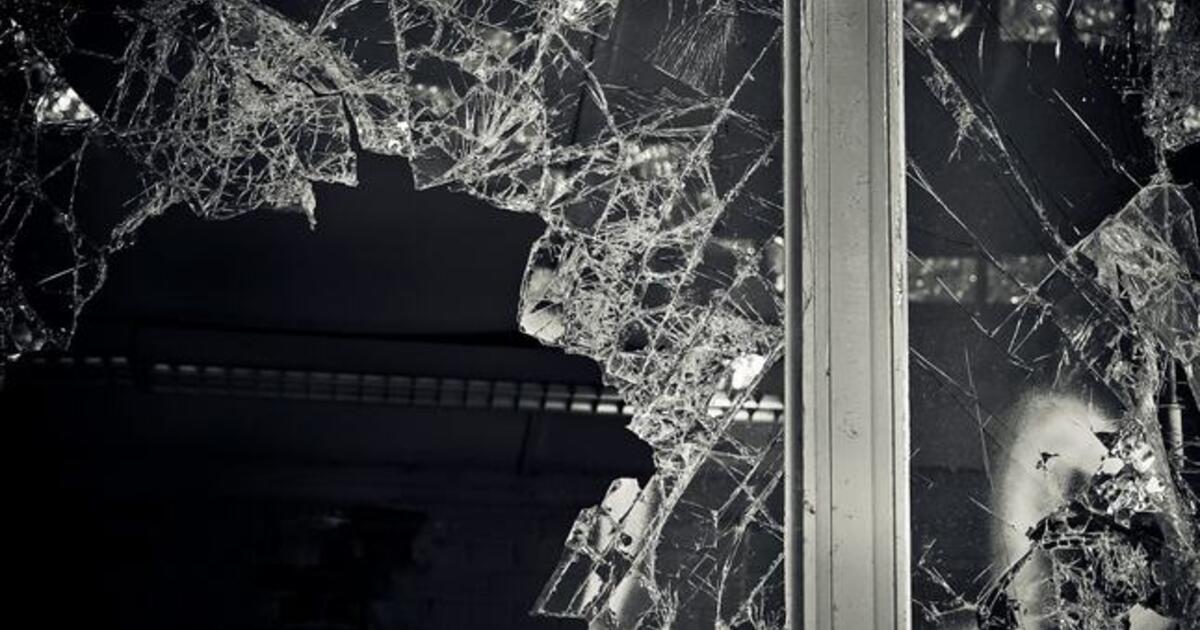 Akis užpylė, bet taiklumo neprarado: pagrasinęs nužudyti gerokai vyresnę moterį, ėmėsi ir konkrečių veiksmų