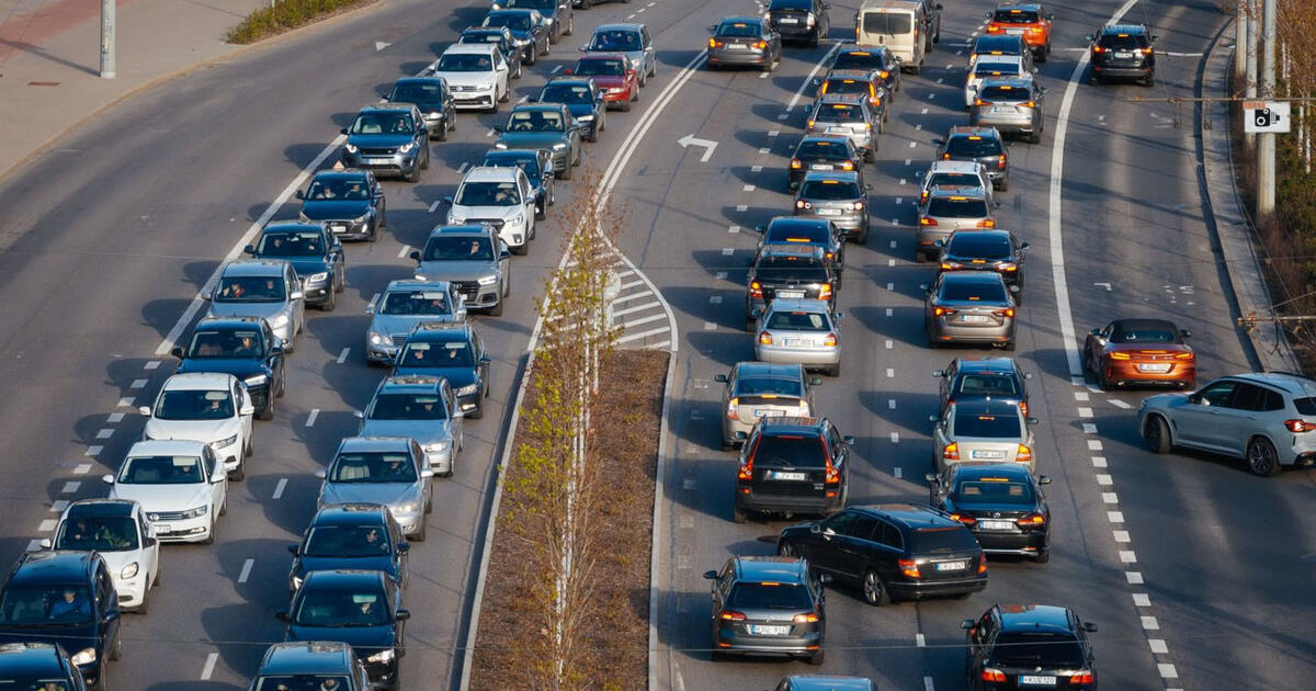 Nuo pirmadienio įsigalioja draudimas važinėti automobiliais su vasarinėmis padangomis