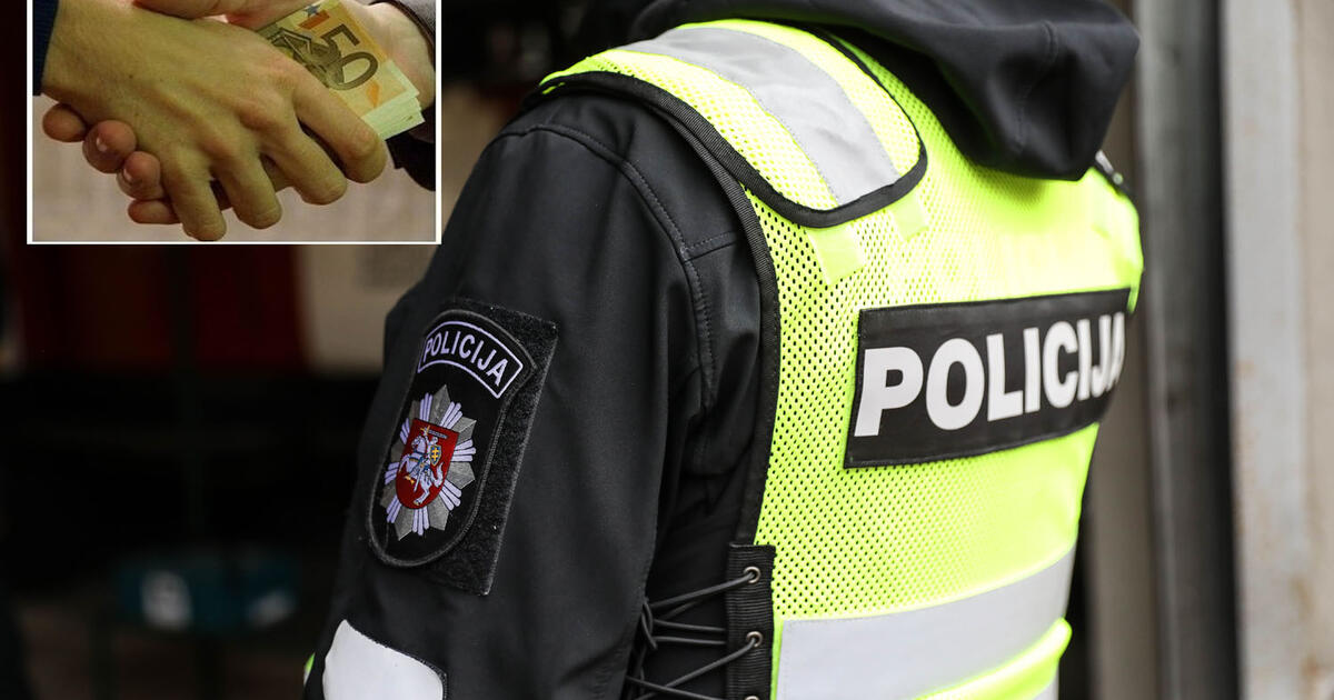 Neleistinoje vietoje per gatvę ėjęs vyras norėjo išvengti baudos: davė 15 eurų kyšį