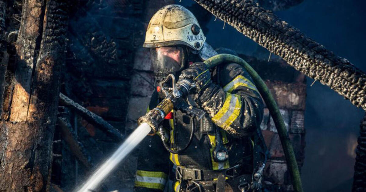 Pastatas liko be stogo, apdegė ir medinės sienos: namų apyvokos daiktų išsaugoti nepavyko