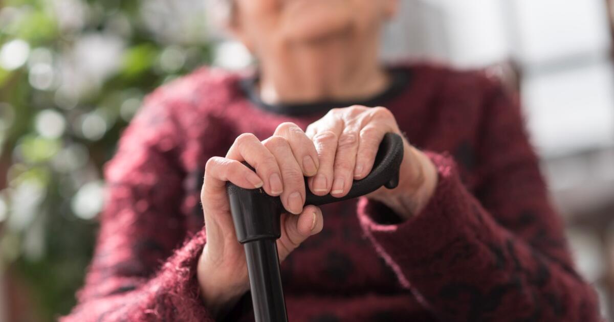 Apiplėšė vidury baltos dienos: pinigus išlupo tiesiai iš senjorės rankų