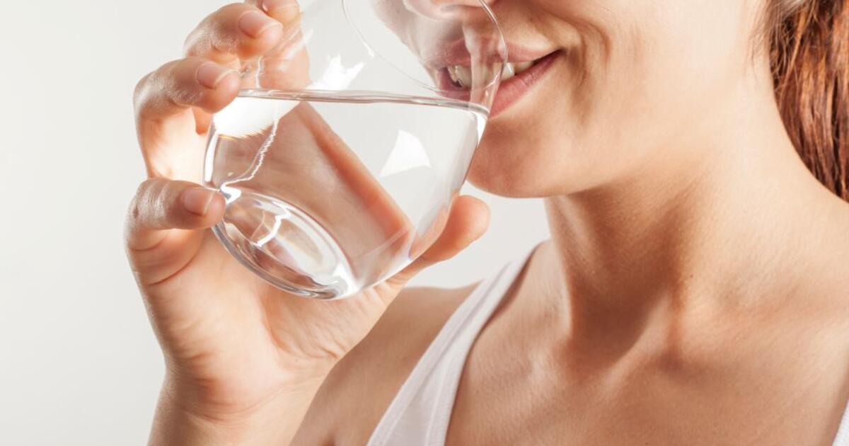 Ar nepamirštate darbe gerti vandens? Net nedidelis jo trūkumas gali mažinti koncentraciją, sustiprinti nerimą ir nervingumą