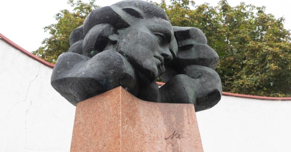 Teismas: Salomėjos Nėries paminklas Vilniaus centre negali būti nukeltas