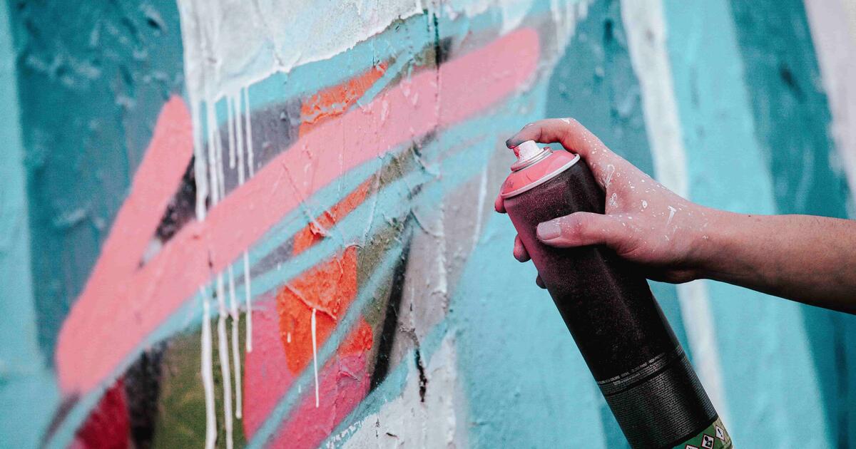 Naktį mieste pasidarbavo vandalai: išpaišytos sienos ir pėsčiųjų tiltas
