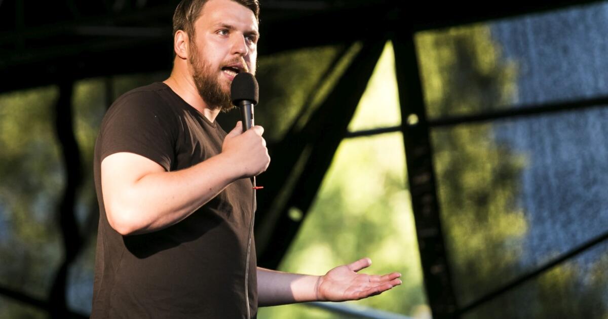 Komikui Klajumui pareikšti įtarimai dėl neapykantos kurstymo