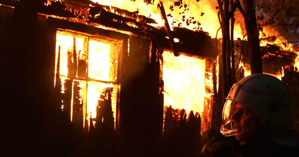 Paryčiais liepsna palypėjo į antrąjį aukštą: tyliai kibti į sienas ir lubas nepavyko